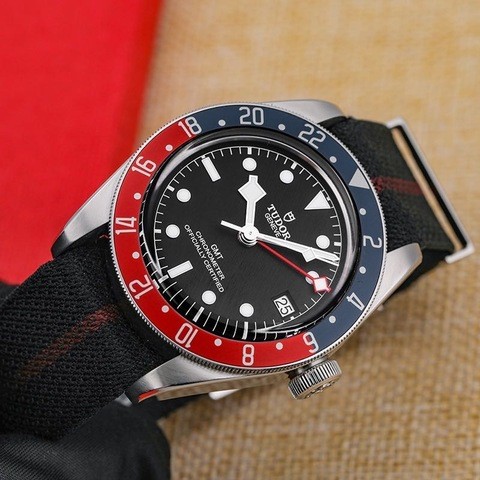 5000塊錢手表能典當(dāng)多少錢(手表在典當(dāng)行可以當(dāng)多少)? 知識問答 第1張- 5000塊錢手表能典當(dāng)多少錢(手表在典當(dāng)行可以當(dāng)多少)? (http://www.ssksuo.cn/) 知識問答 第1張